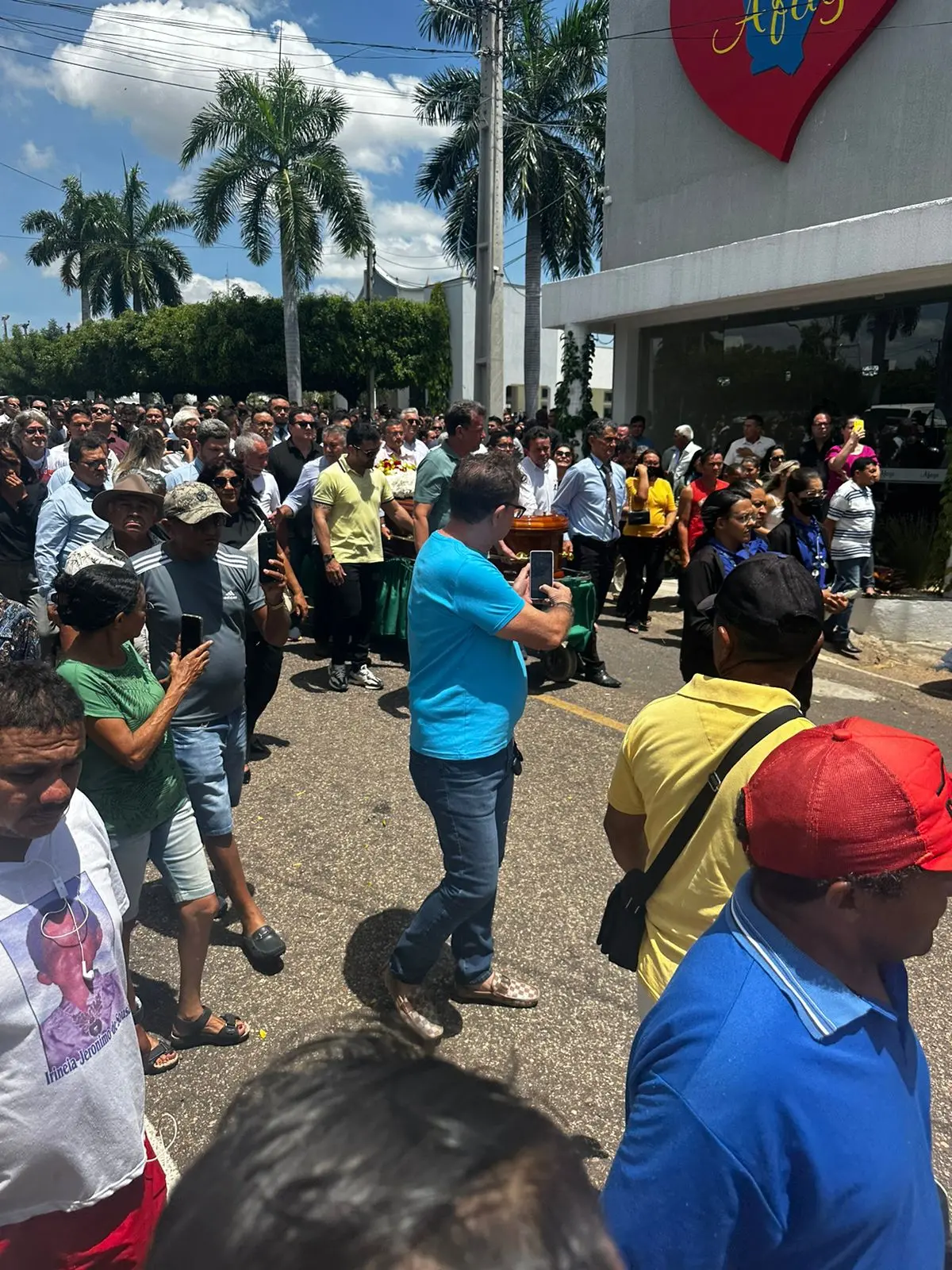 Centenas de pessoas, inclusive eleitores de Yanny, compareceram ao velório e às proximidades do local, sob clima de consternação