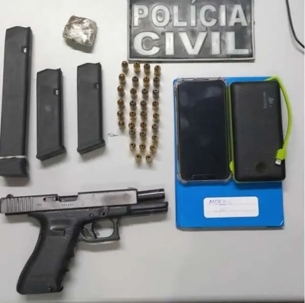 Armas, munições e celulares foram apreendidos com o suspeito
