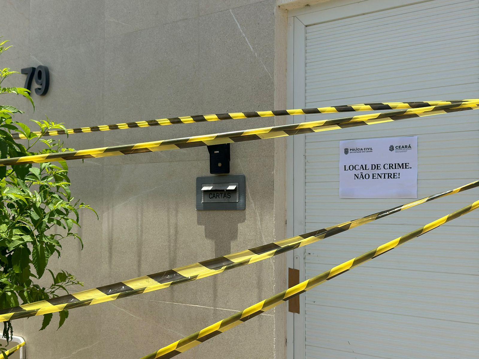 Porta da casa de vereadora isolada pela polícia