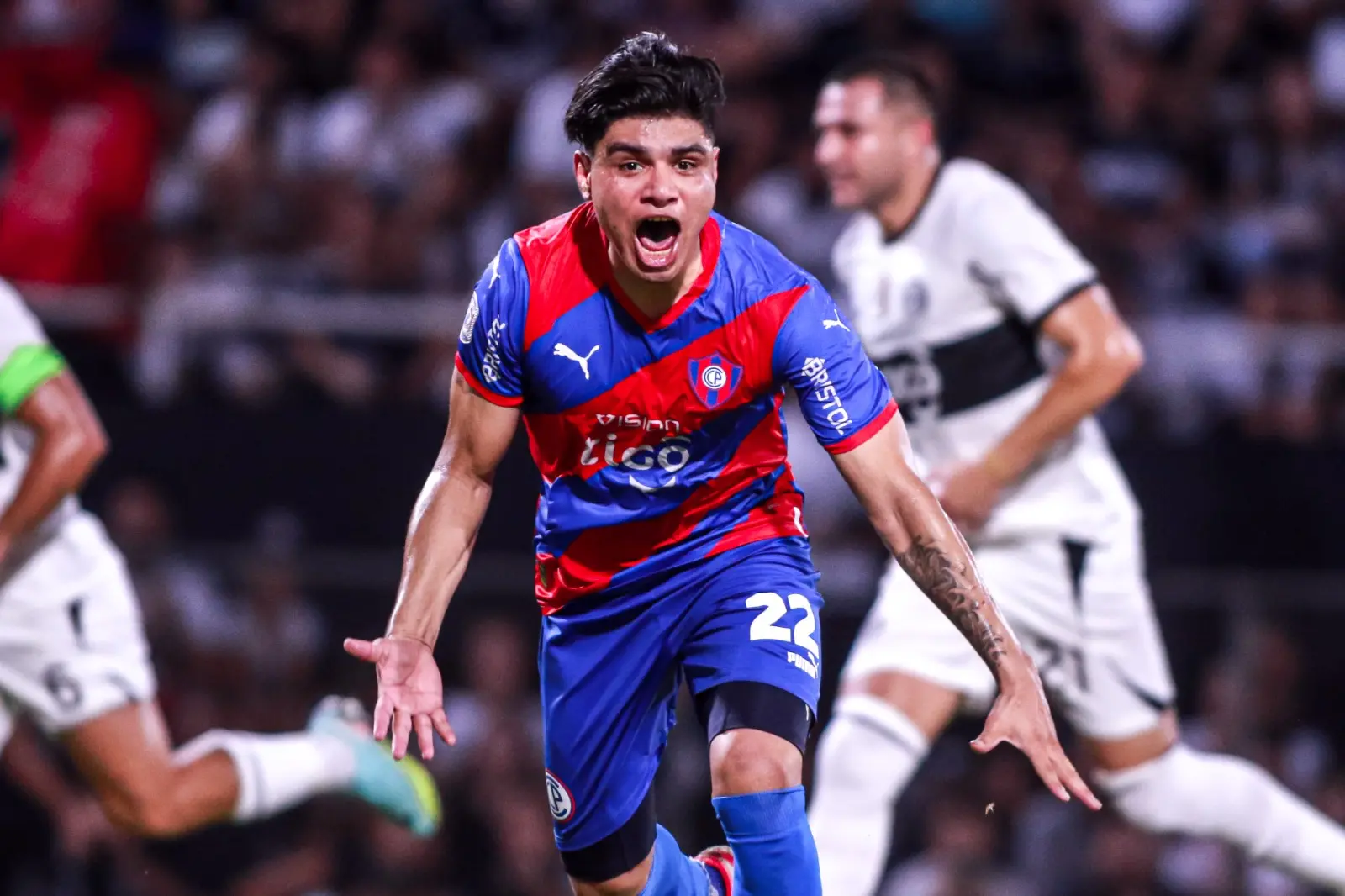Atleta do Cerro Porteño-PAR comemora gol