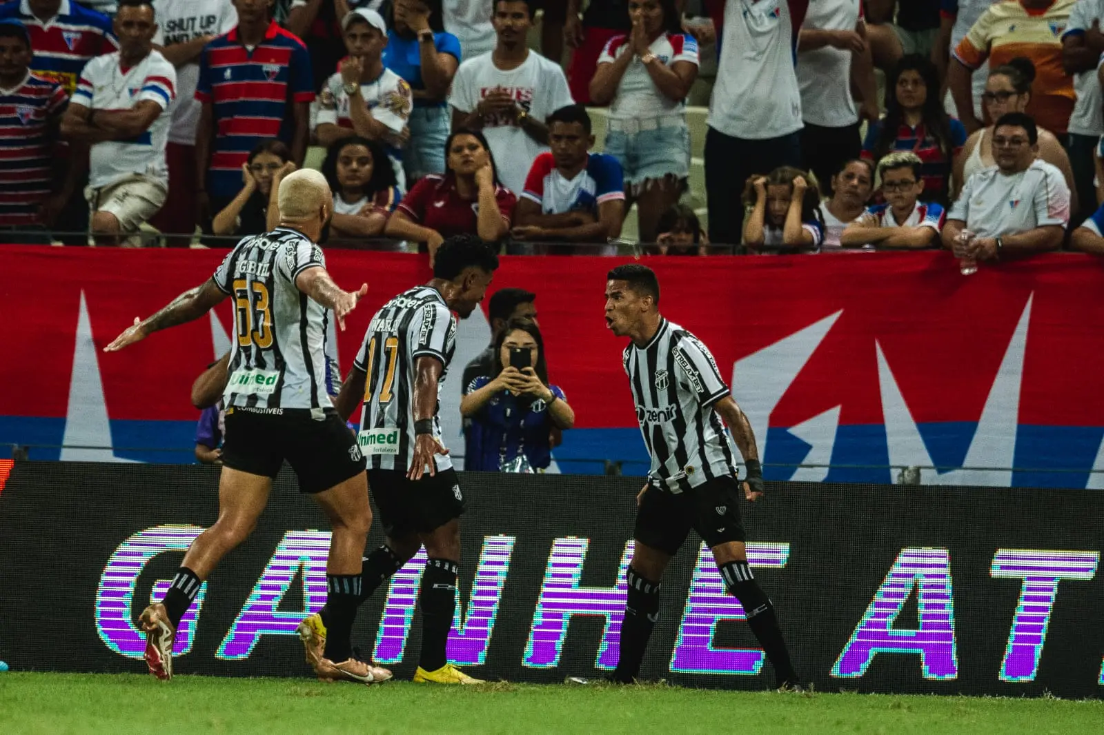 Erick comemorando gol marcado