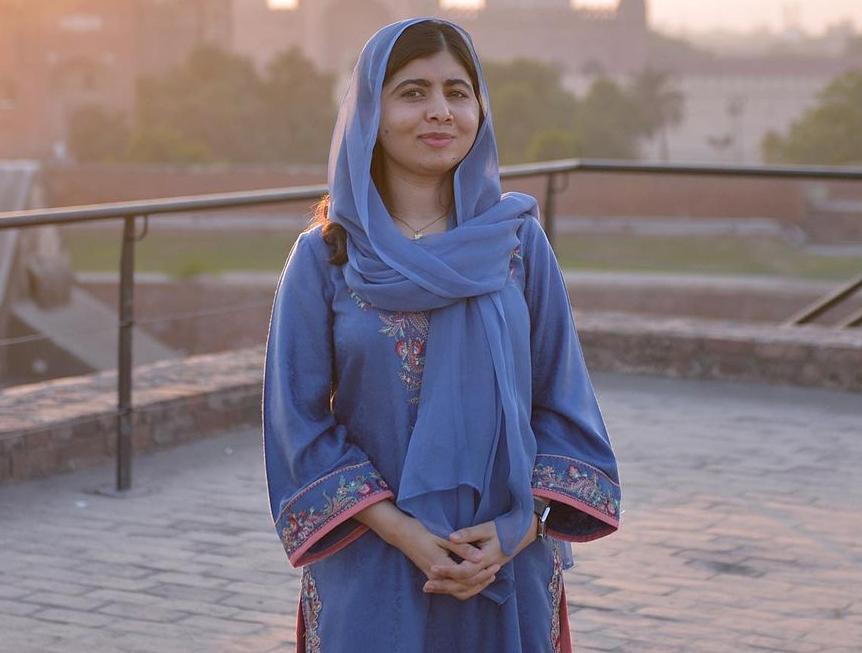 Ativista paquistanesa Malala Yousafzai usando roupas na cor azul