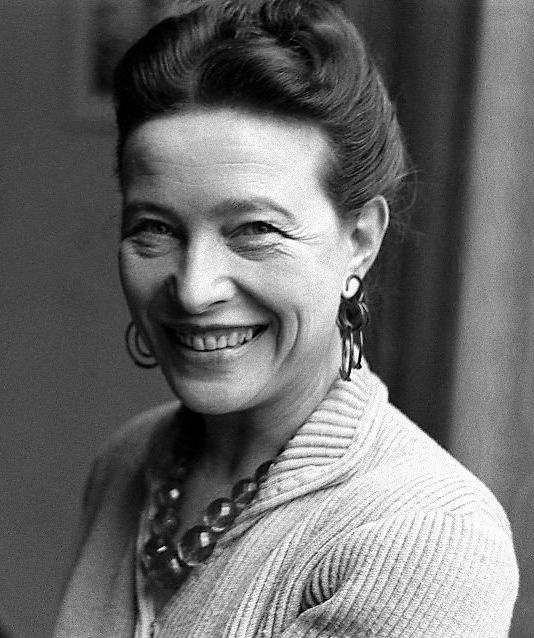 Simone de Beauvoir sorrindo em foto preto e branco