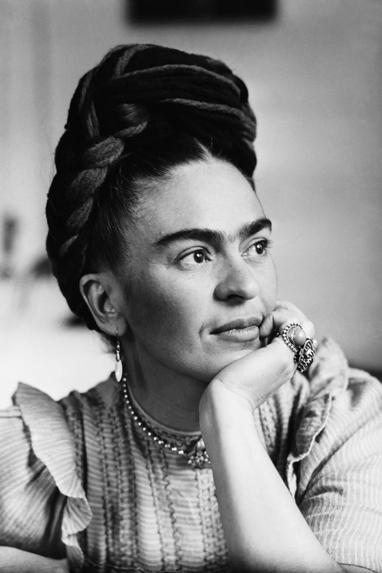 Pintora mexicana Frida Kahlo posa para fotografia em preto e branco