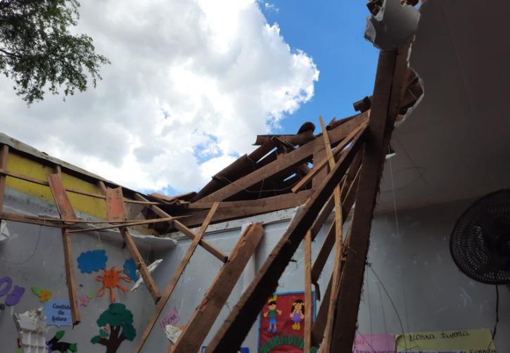 Parte de teto de sala de aula desaba, em Salitre