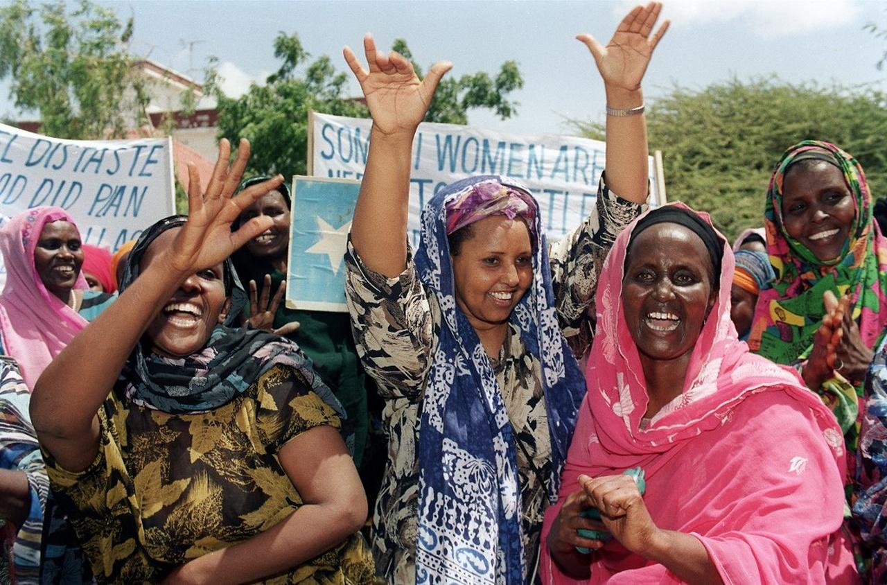 A militante feminista Xawo Cawaale Abti Doom (R), manifesta-se com várias centenas de mulheres somalis, para celebrar o Dia da Mulher, 8 de março de 1993 nas ruas de Mogadíscio, Somália.