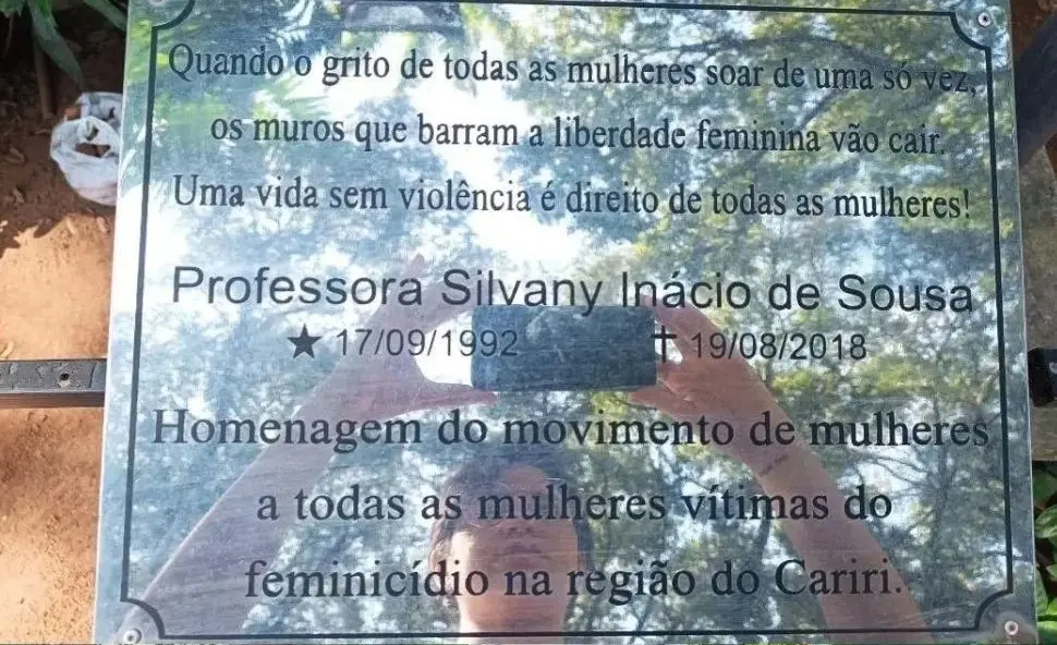 Praça da Sé, no Crato, tem placa em homenagem a professora morta no local