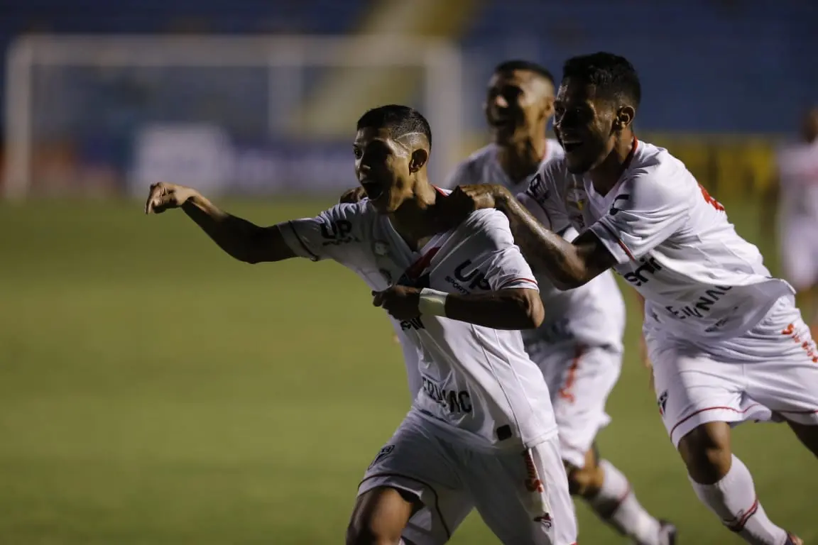Erick Pulga comemora gol pelo Ferroviário