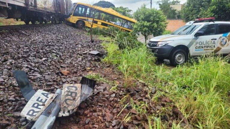 Duas crianças morrem em acidente envolvendo ônibus e trem, no Paraná