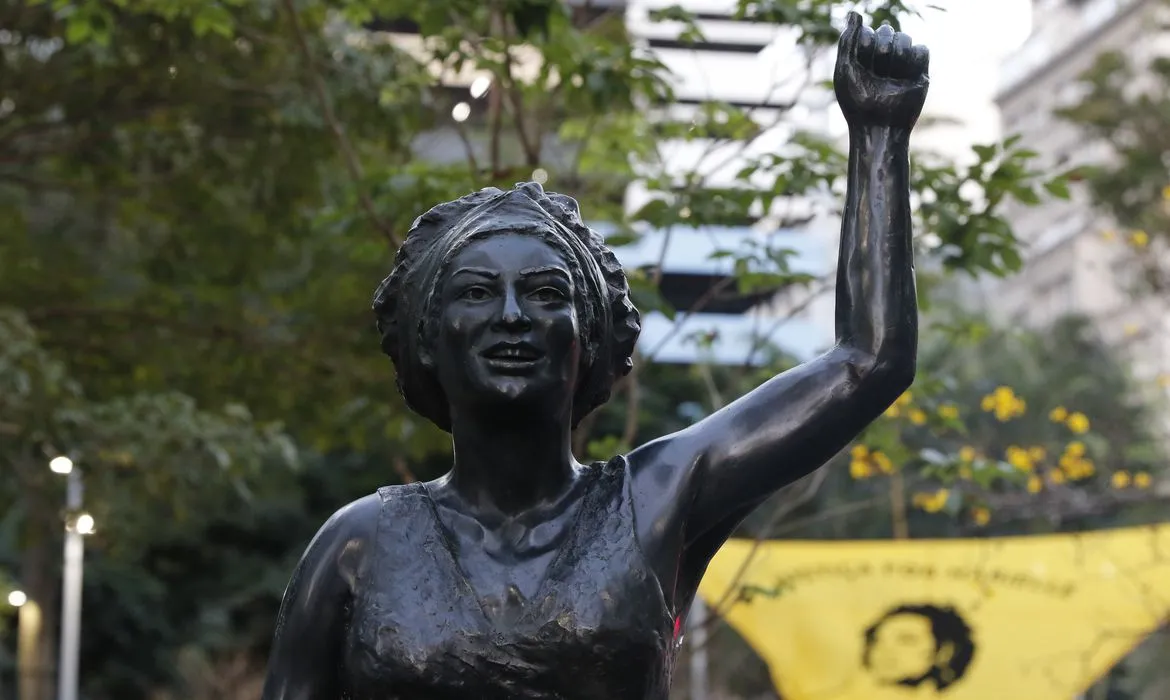 Estátua de Marielle Franco no centro da cidade do Rio de Janeiro está entre as homenagens à vereadora assassinada