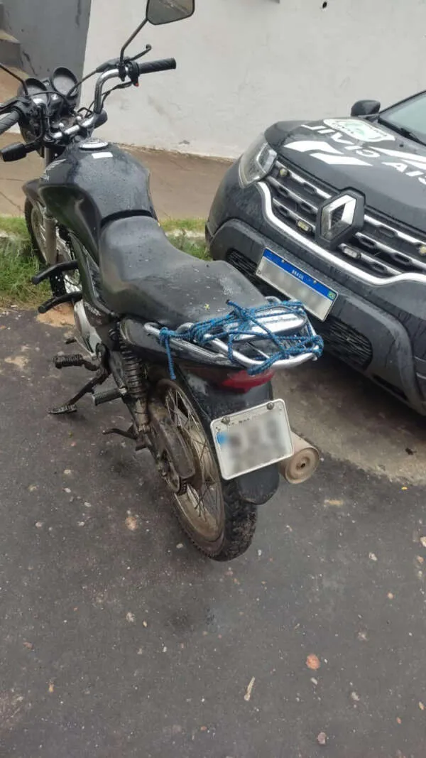 A moto foi encontrada em uma zona de mata na localidade de Canindezinho, zona rural de Boa Viagem.