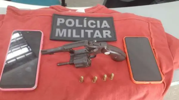 Revolver e celulares apreendidos