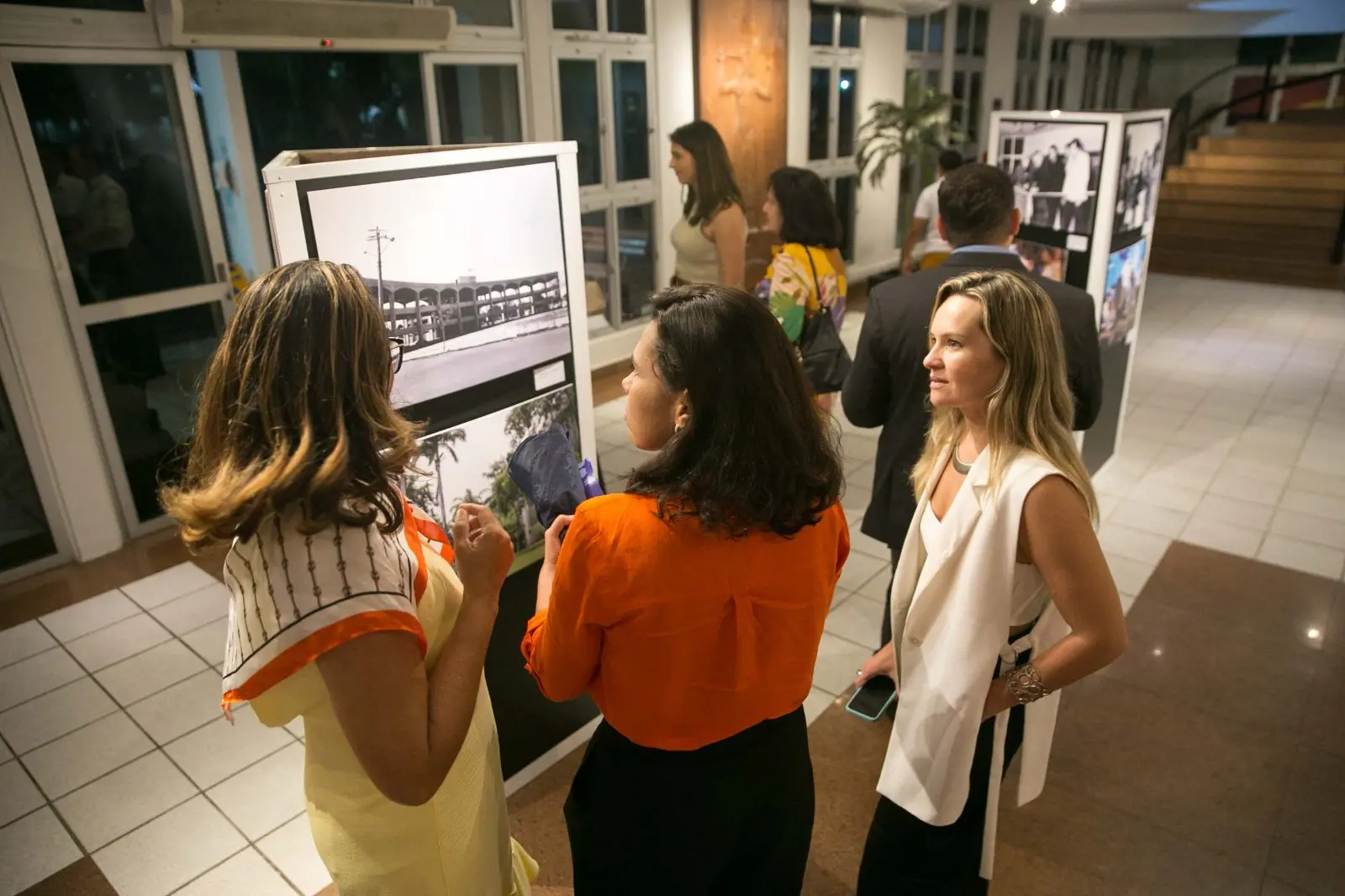 As fotografias contam a história da Unifor ao longo de cinco décadas, sob curadoria dos professores Adriana Helena e Jari Vieira
