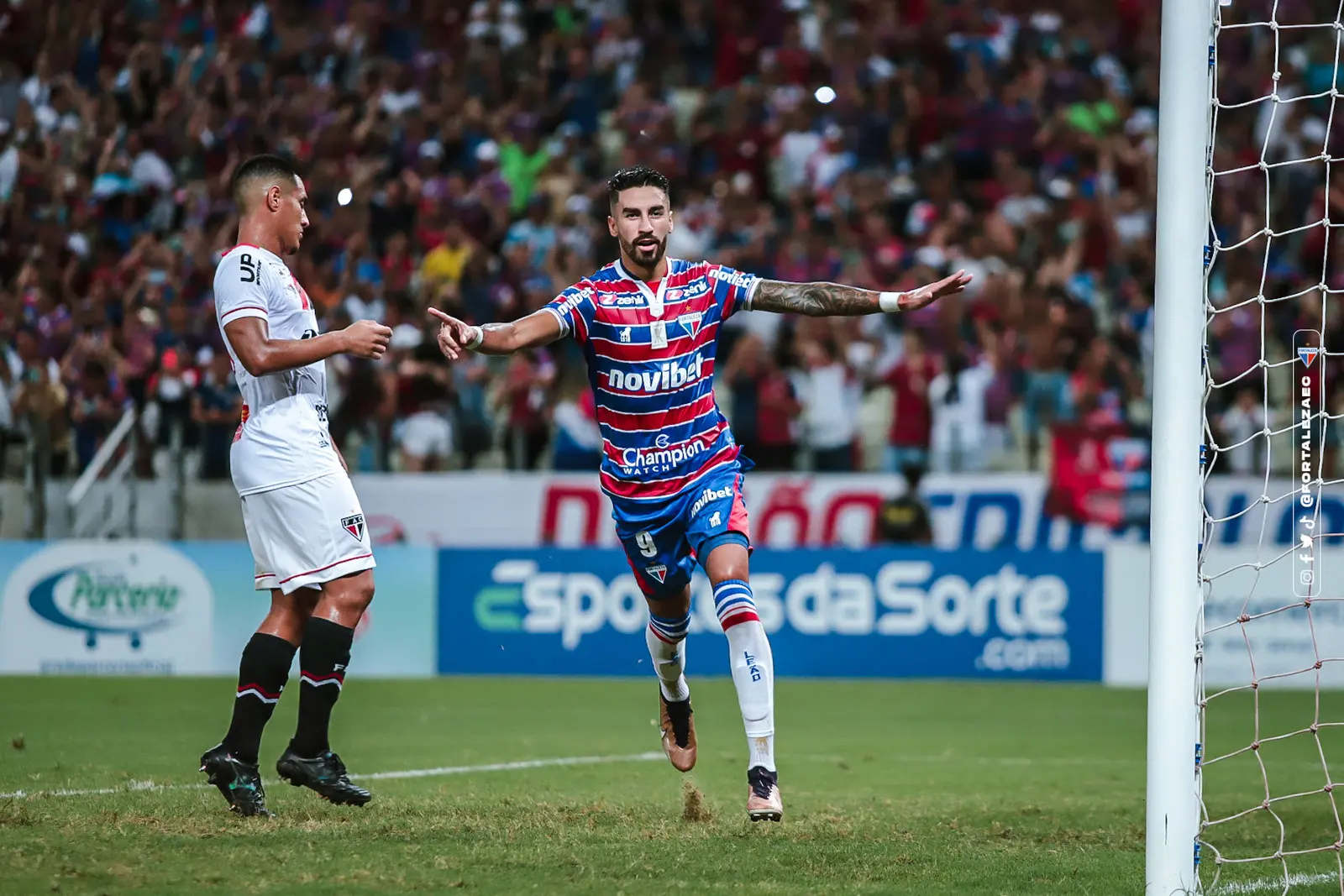 Lucero comemora gol pelo Fortaleza