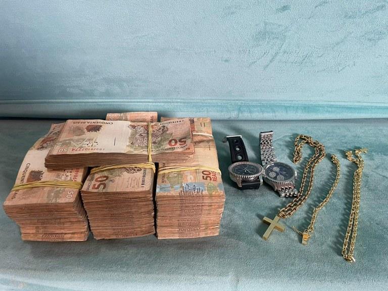 Polícia Federal apreende diversos maços de dinheiro com notas de R$ 50