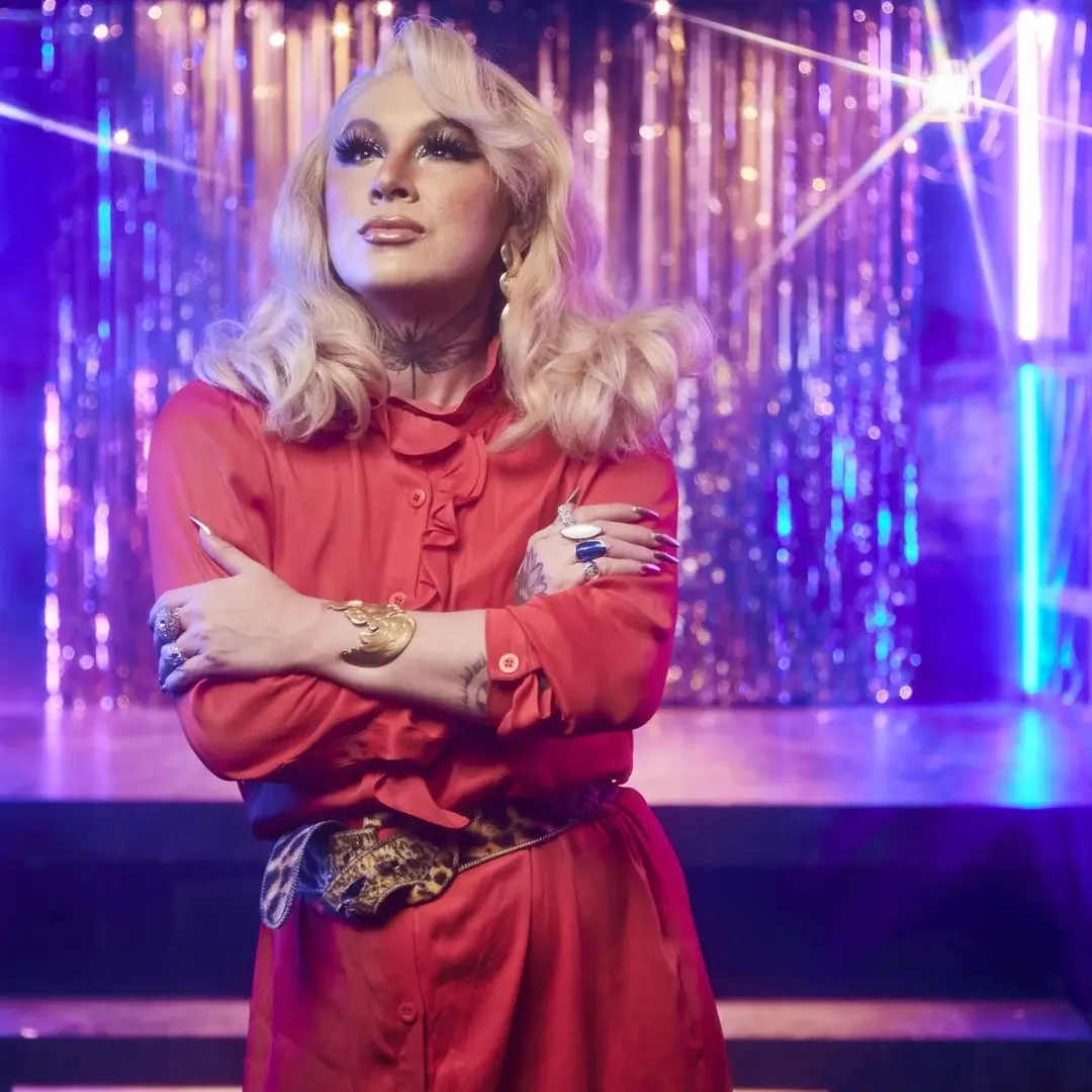 Brenda Lee se tornou um marco na luta por direitos LGBTQIAP+, e é reverenciada no espetáculo por uma equipe de peso