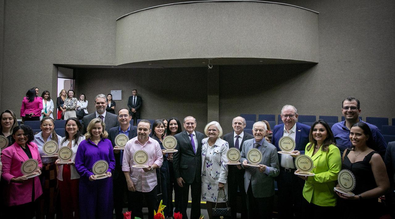 Reconhecidos recebendo homenagem