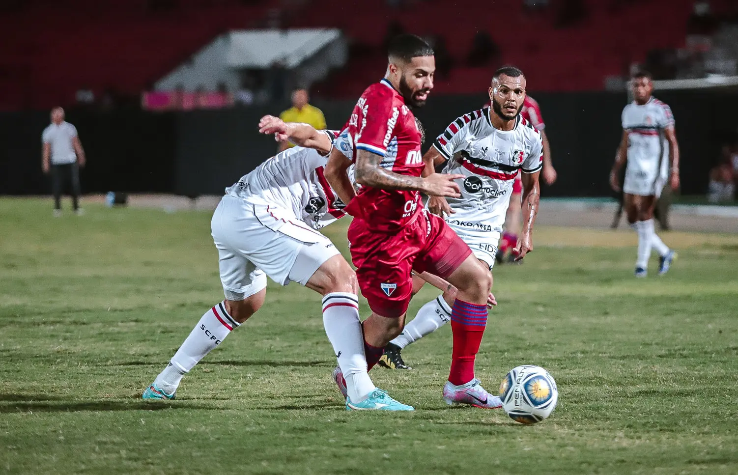 Calebe disputa bola com defesa do Santa Cruz