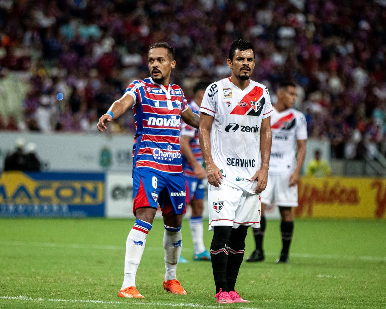 Atletas de Ferroviário e Fortaleza disputam bola