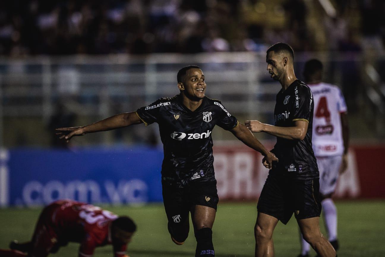 Atleta do Ceará comemora gol