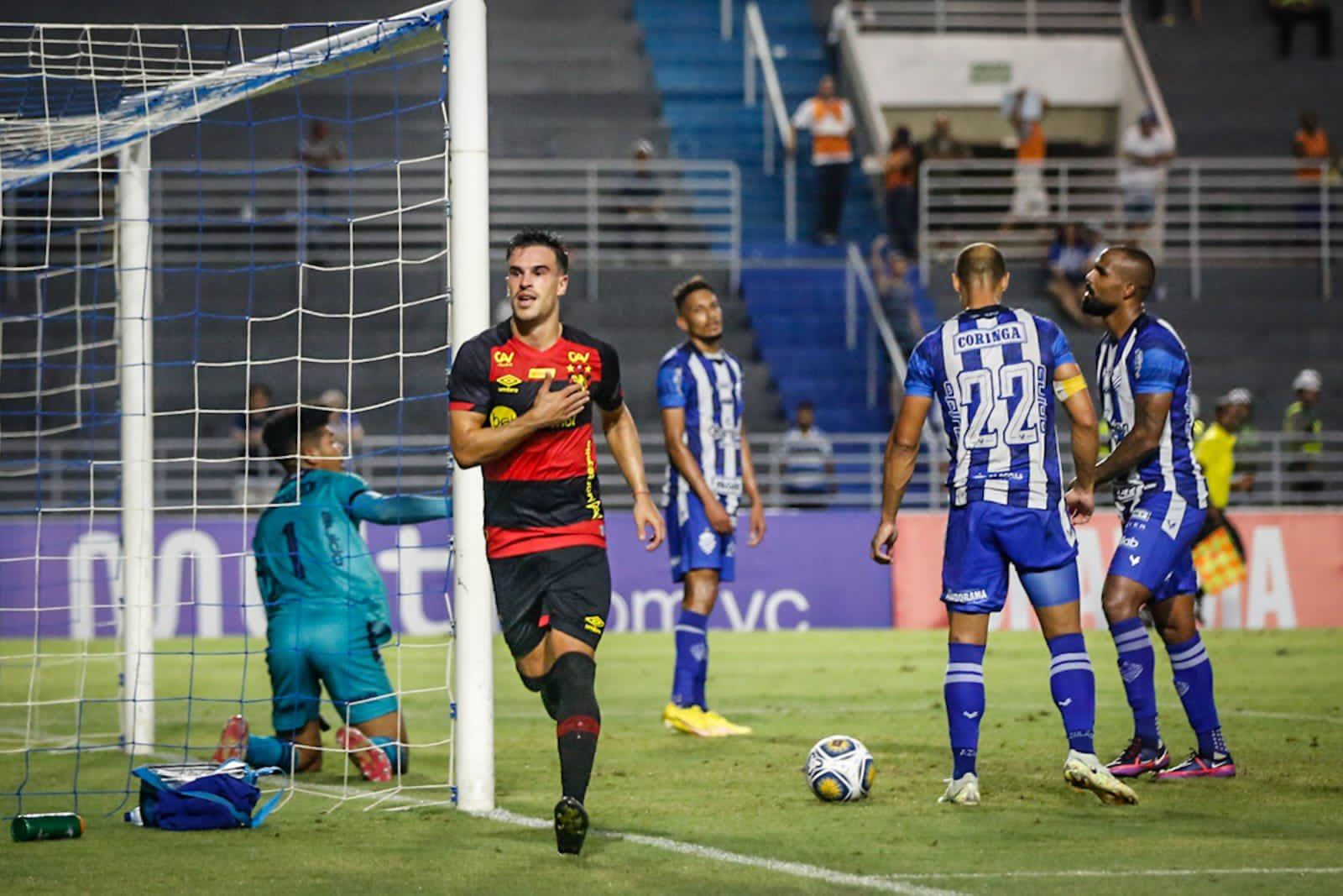 Atleta do Sport comemora gol