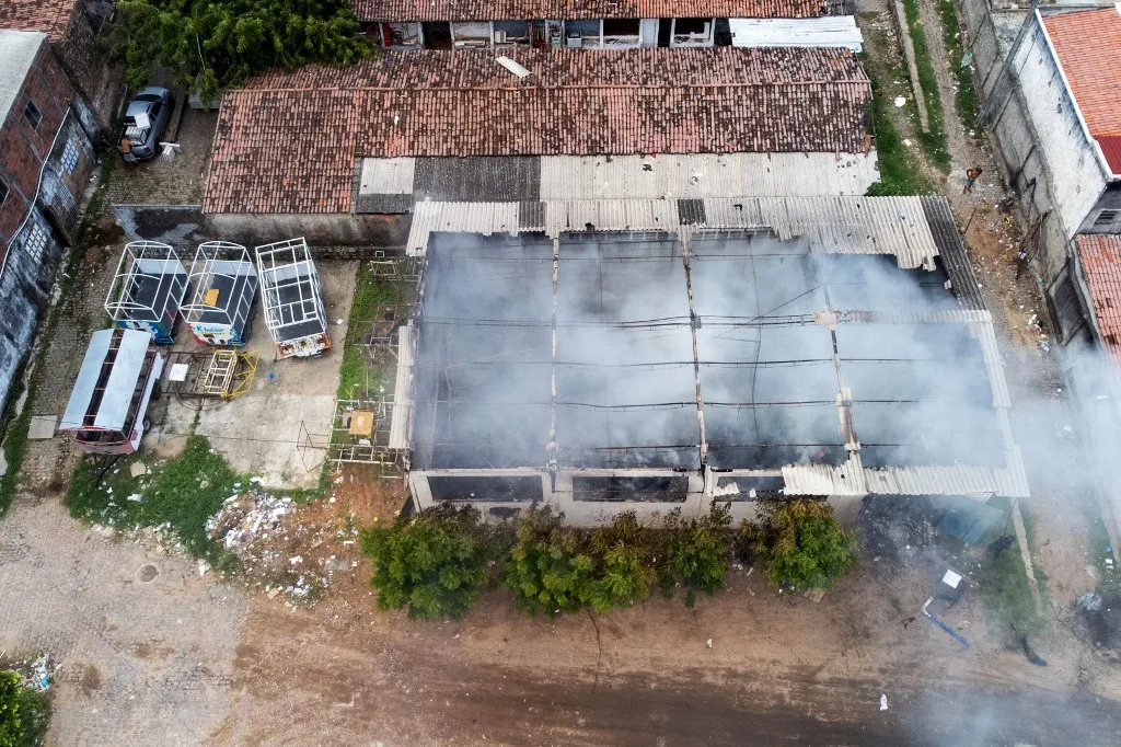 Vista aérea de um armazém comercial em chamas em Natal