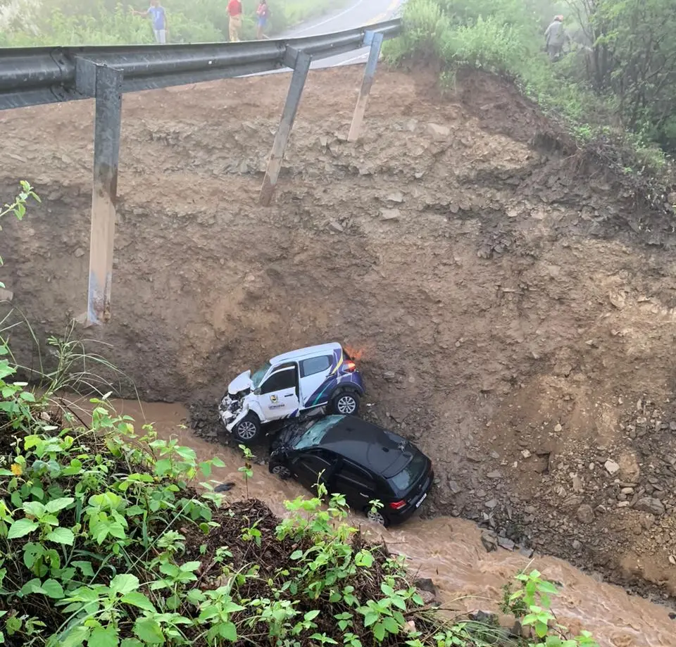 Carros que caíram em cratera após rompimento da CE-384 em 27 de março de 2023