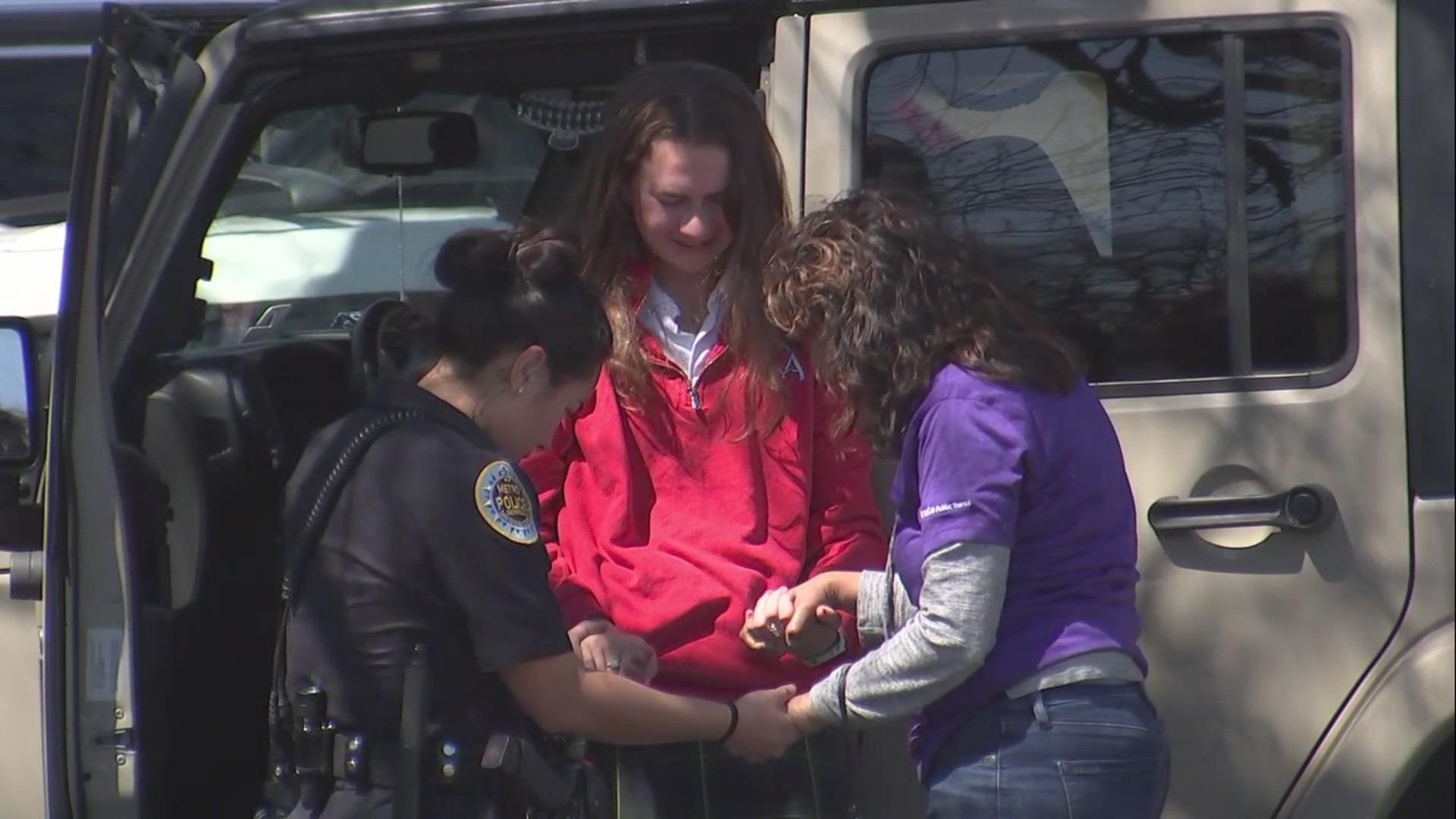 Alunos rezam com a polícia após tiroteio em escola de Nashville
