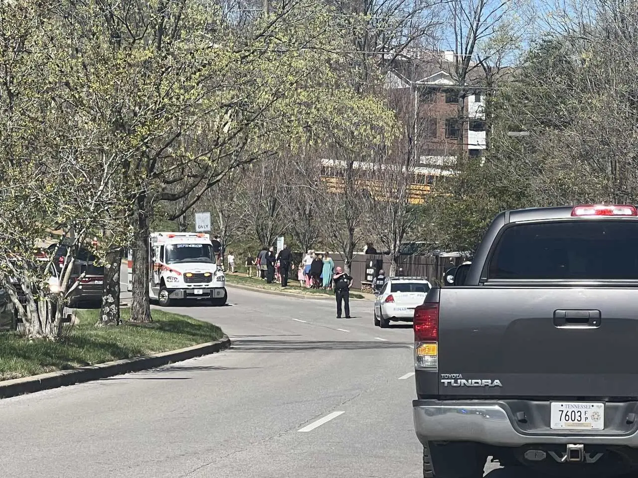Rua de escola que aconteceu tiroteio é cercada por policiais