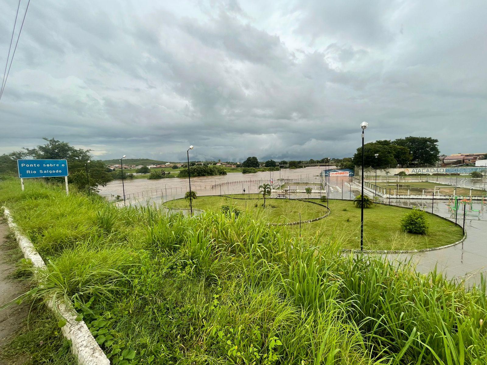 Imagem mostra Rio Salgado Invadido praça em Lavras da Mangabeira, no dia 28 de março de 2023