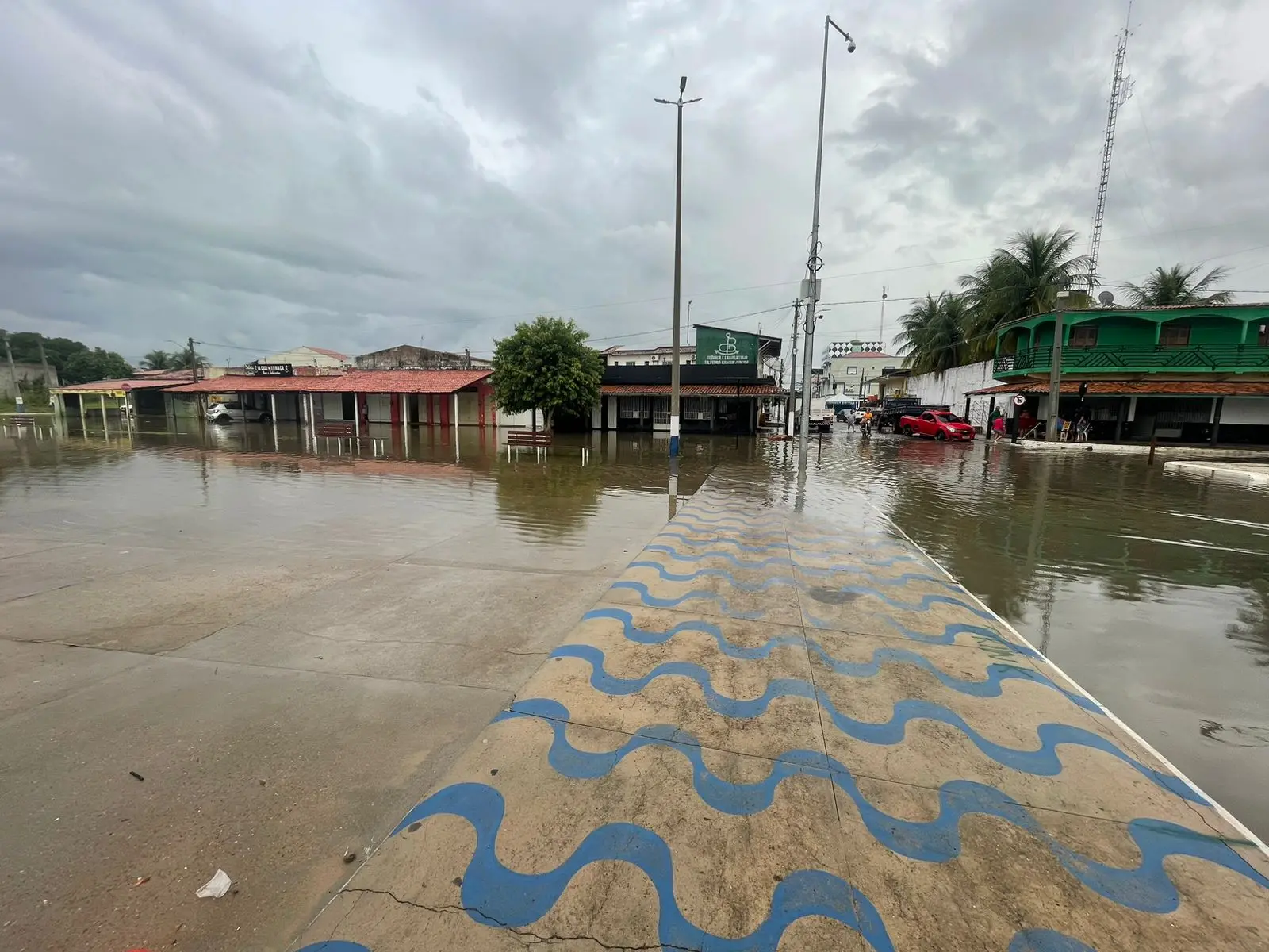 Ruas de Lavras da Mangabeira alagadas após Rio Salgado transbordar em 28 de março de 2023