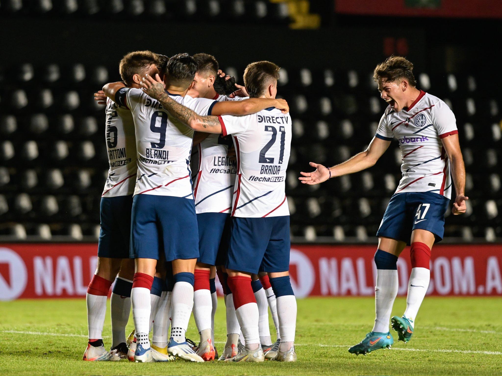 Atletas do San Lorenzo comemoram gol