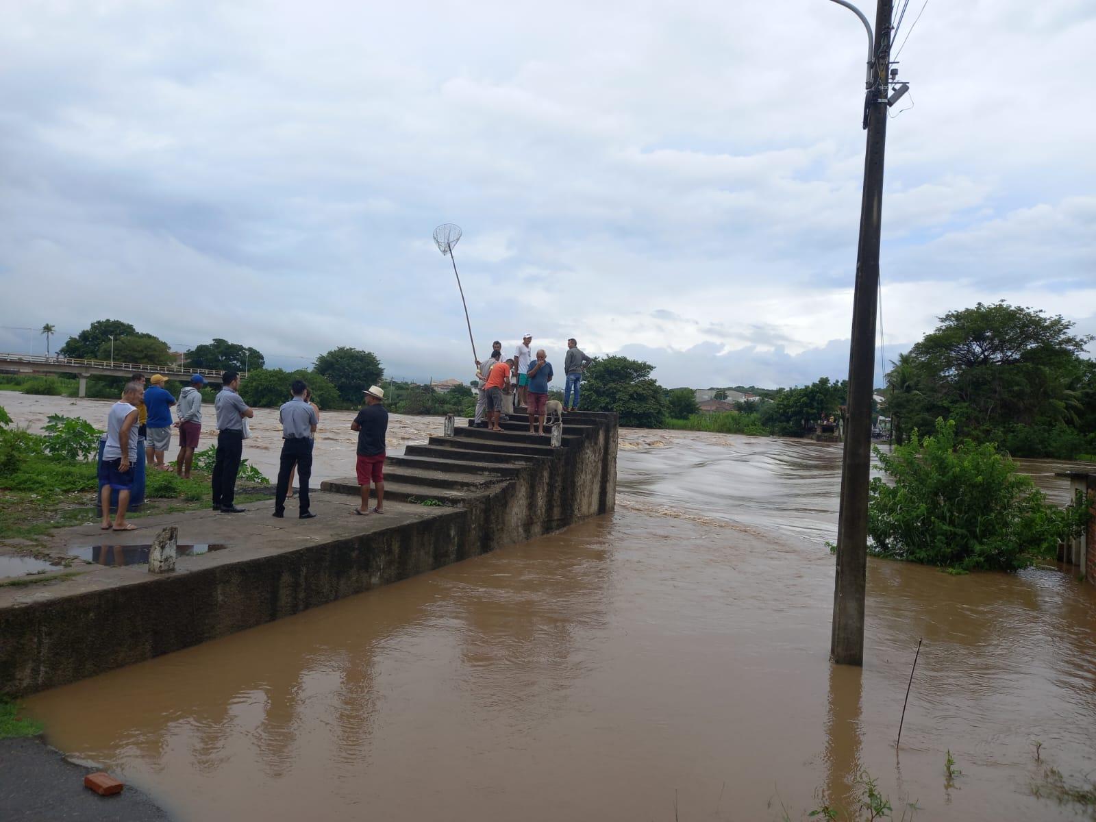 Pessoas observam cheia do Rio Salgado em Lavras da Mangabeira