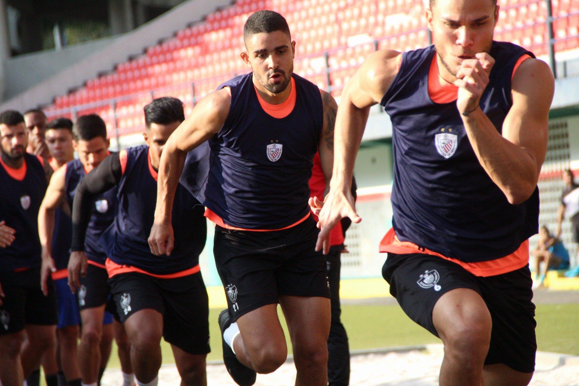 Atletas do Estudiantes de Mérida correm em treino