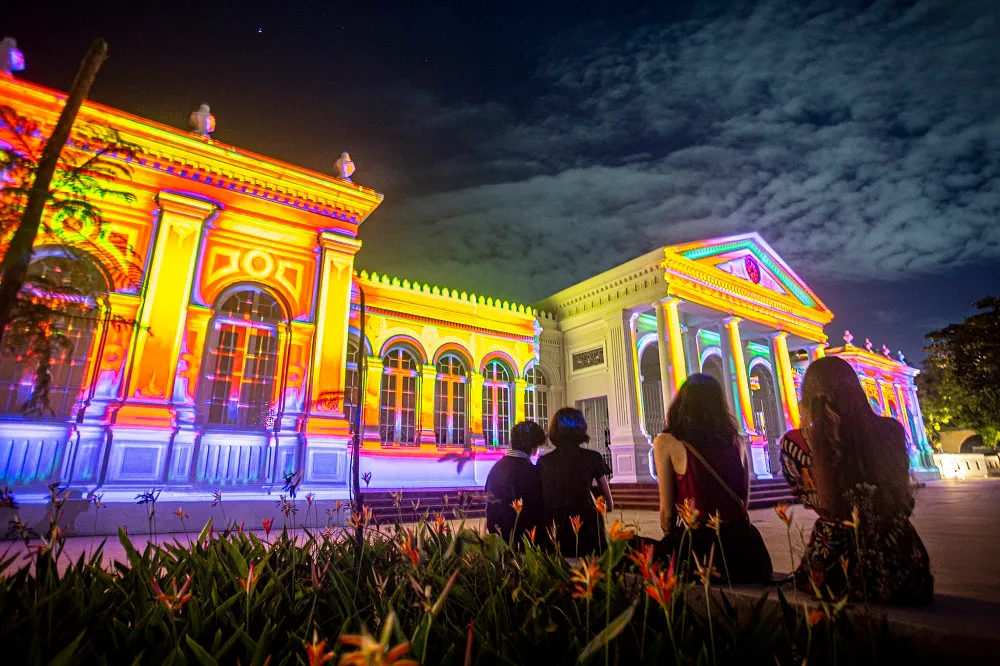 Durante a festa, os arcos da Gare receberão as cores das projeções mapeadas pelo artista visual Valentino Kmentt