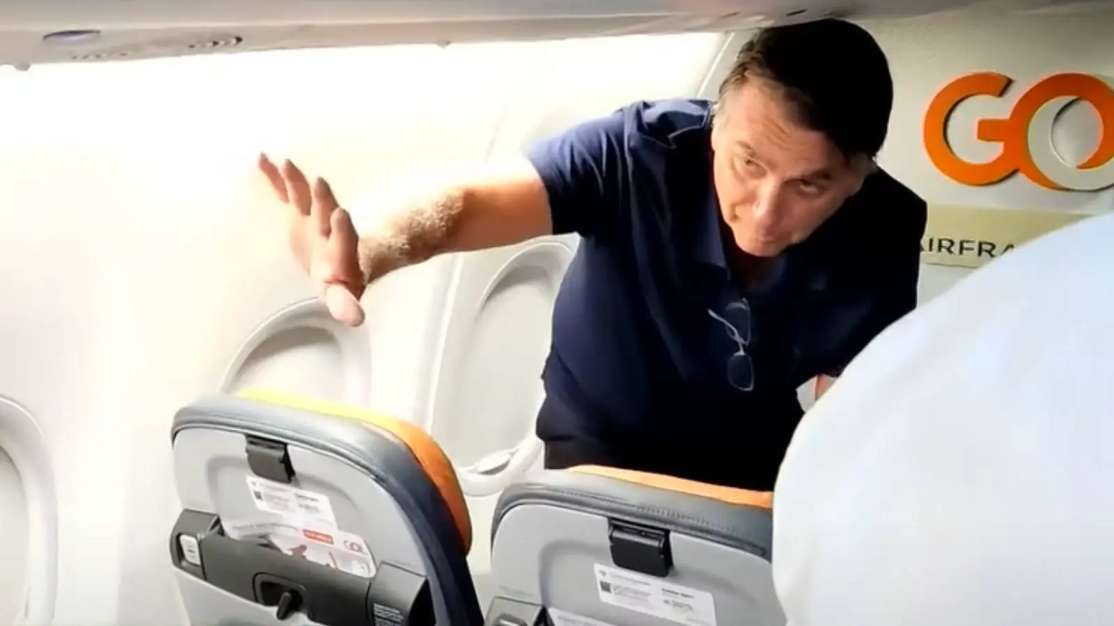 Jair Bolsonaro acena para apoiadores em voo de volta ao Brasil após três meses nos Estados Unidos