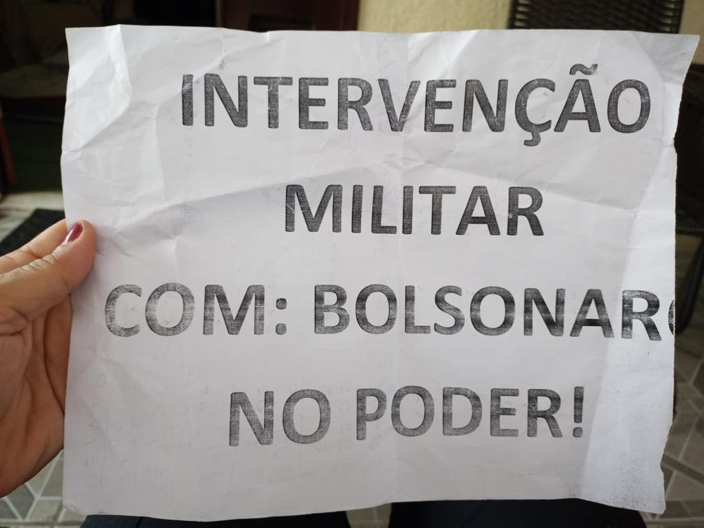 Cartaz usado por manifestante em ato antidemocrático realizado no Ceará pede intervenção militar