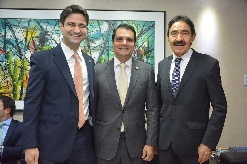 Pedro Matos e seu Raimundo Gomes de Matos junto com o presidente da Câmara, Gardel Rolim, aliado do prefeito Sarto.
