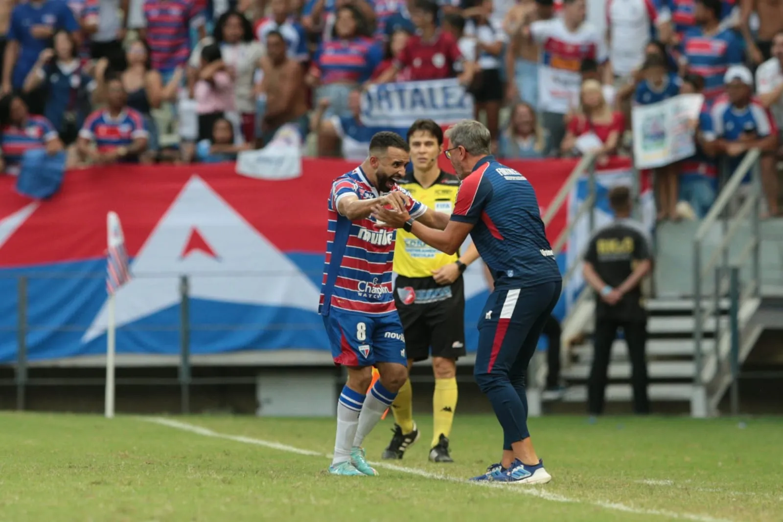 Caio Alexandre comemora gol na Arena Castelão