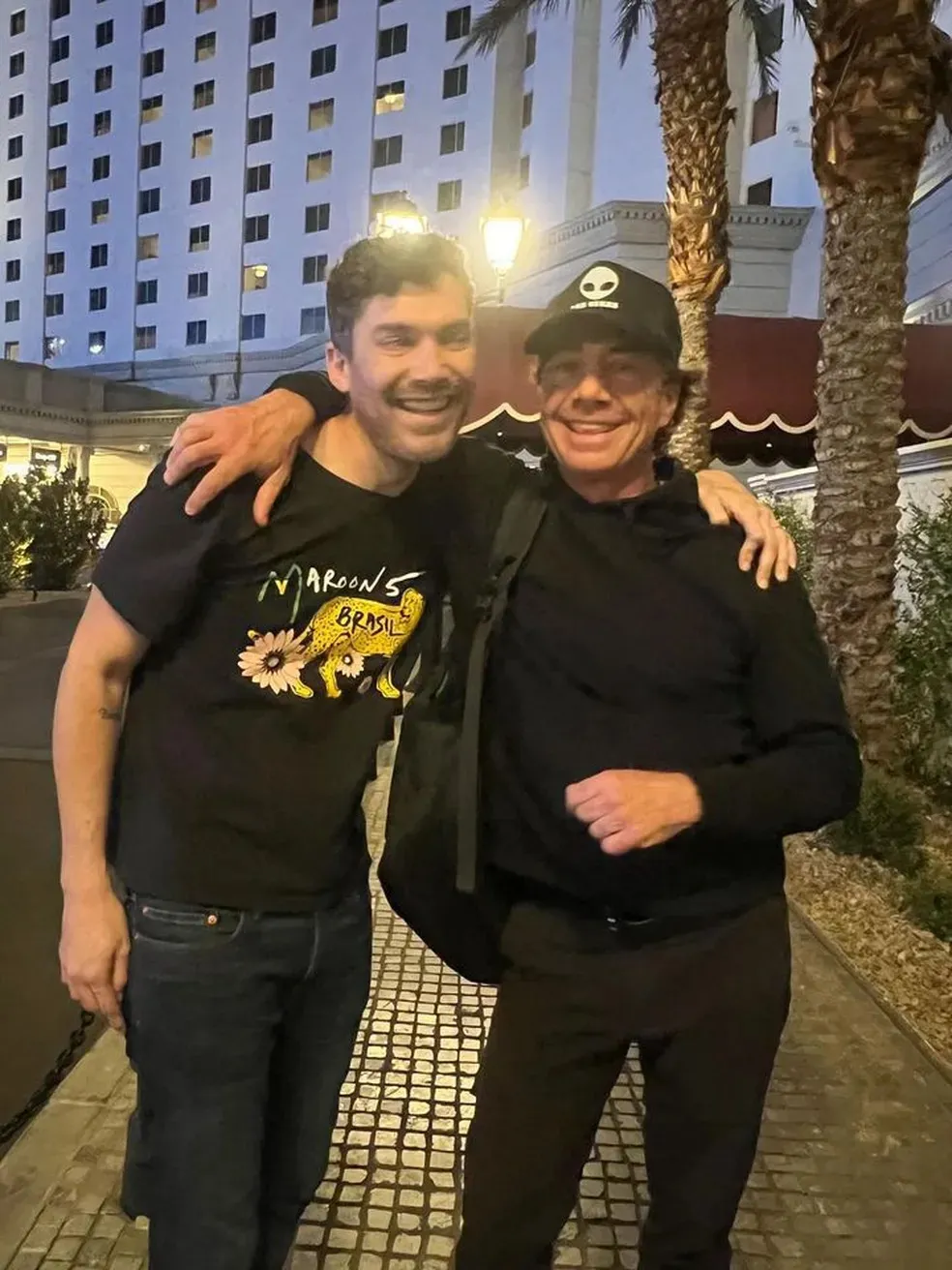 Renato Bodeman com um dos integrantes da Maroon 5