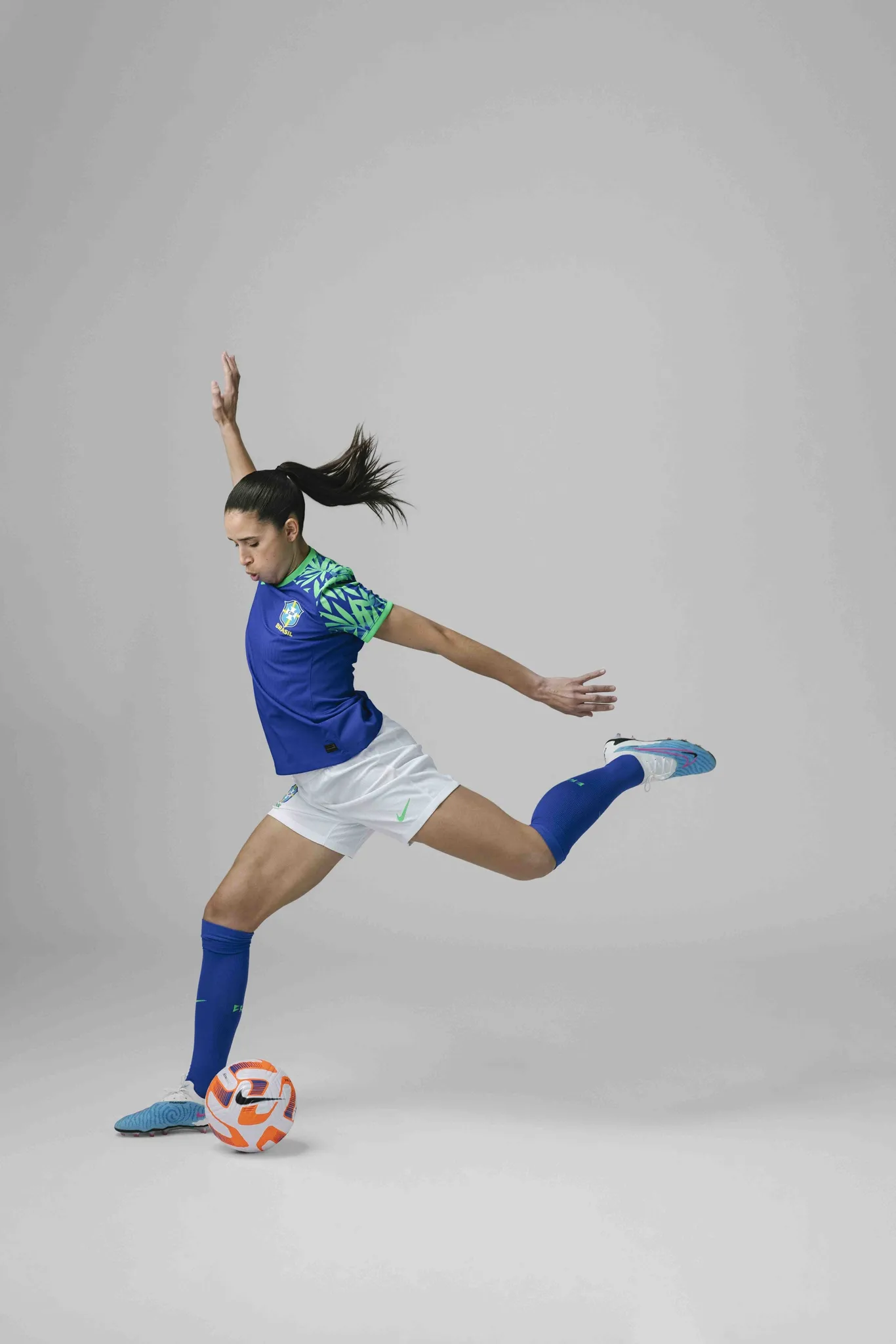 CBF lança nova camisa da Seleção para Copa do Mundo feminina; Veja fotos