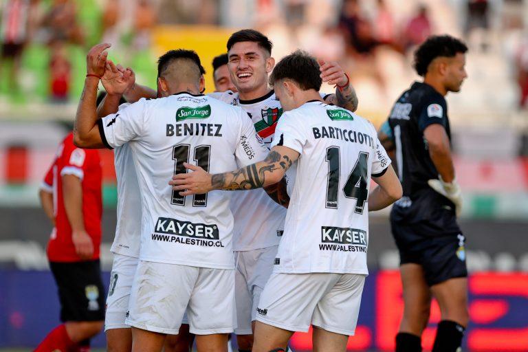 Atletas do Palestino-CHI comemoram vitória