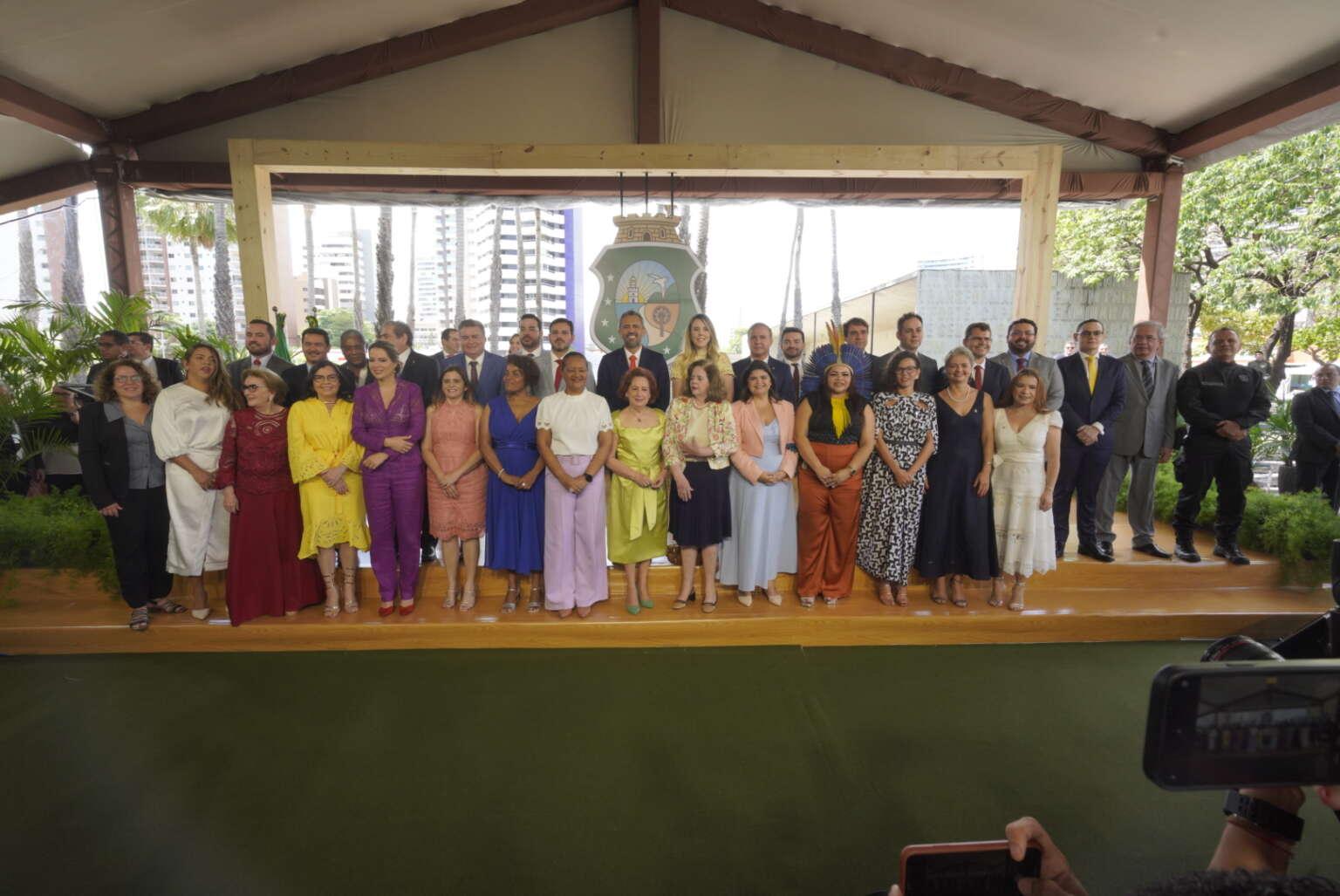 Secretariado de Elmano tem o mesmo número de homens e de mulheres