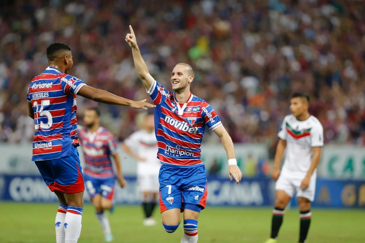 Pochettino comemora gol pelo Fortaleza