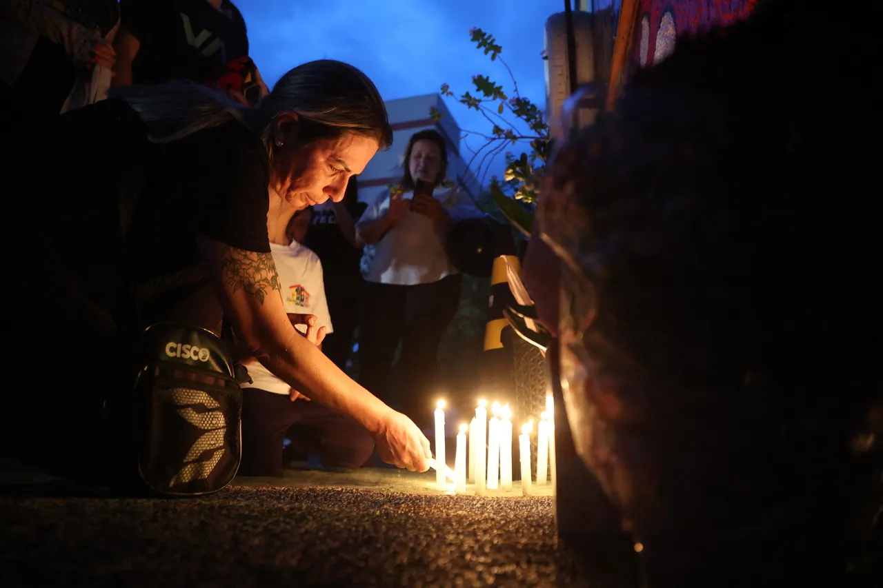 Moradores de Blumenau fazem vigília em frente a creche que foi atacada