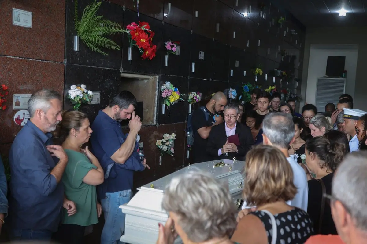 caixão de criança morta em ataque a creche