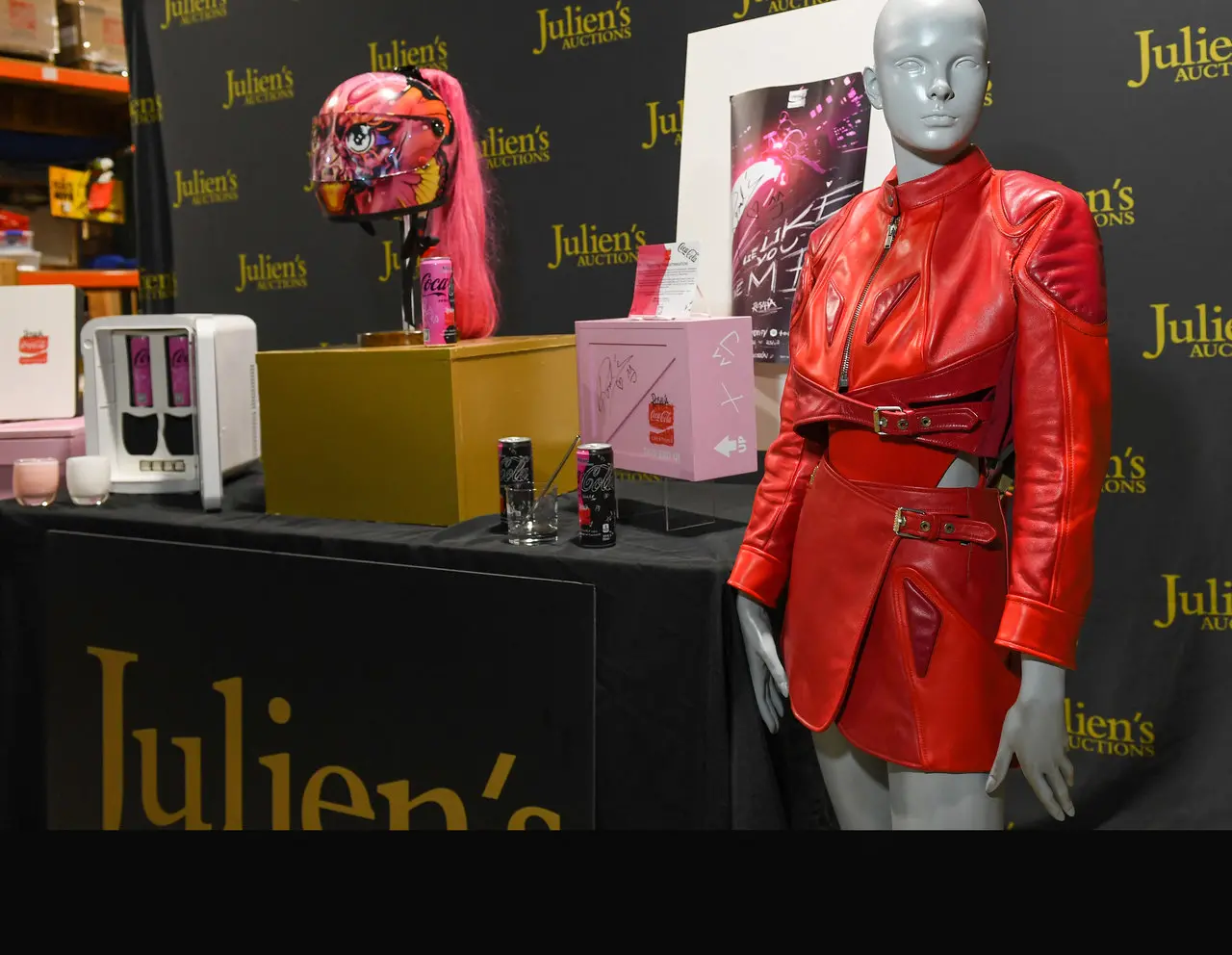 Geladeira pequena assinada por Rosalía também será leiloada