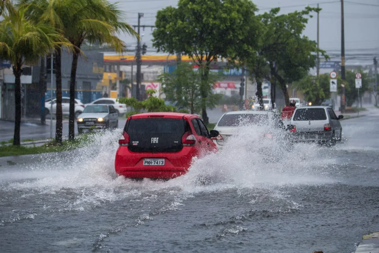carros passando na avenida josé bastos alagada