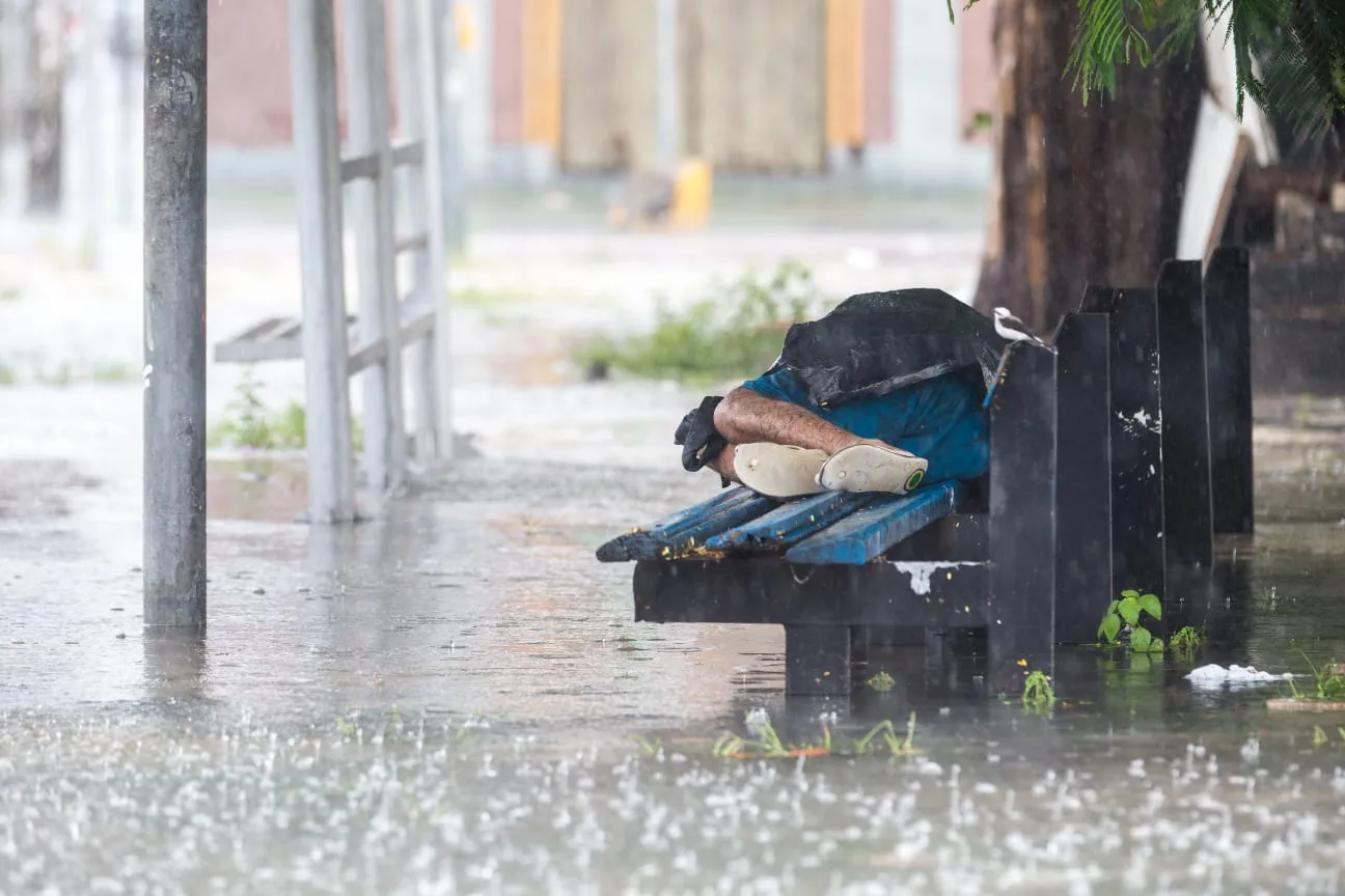 Forte chuva também atinge que é desabrigado e vive em situação de rua