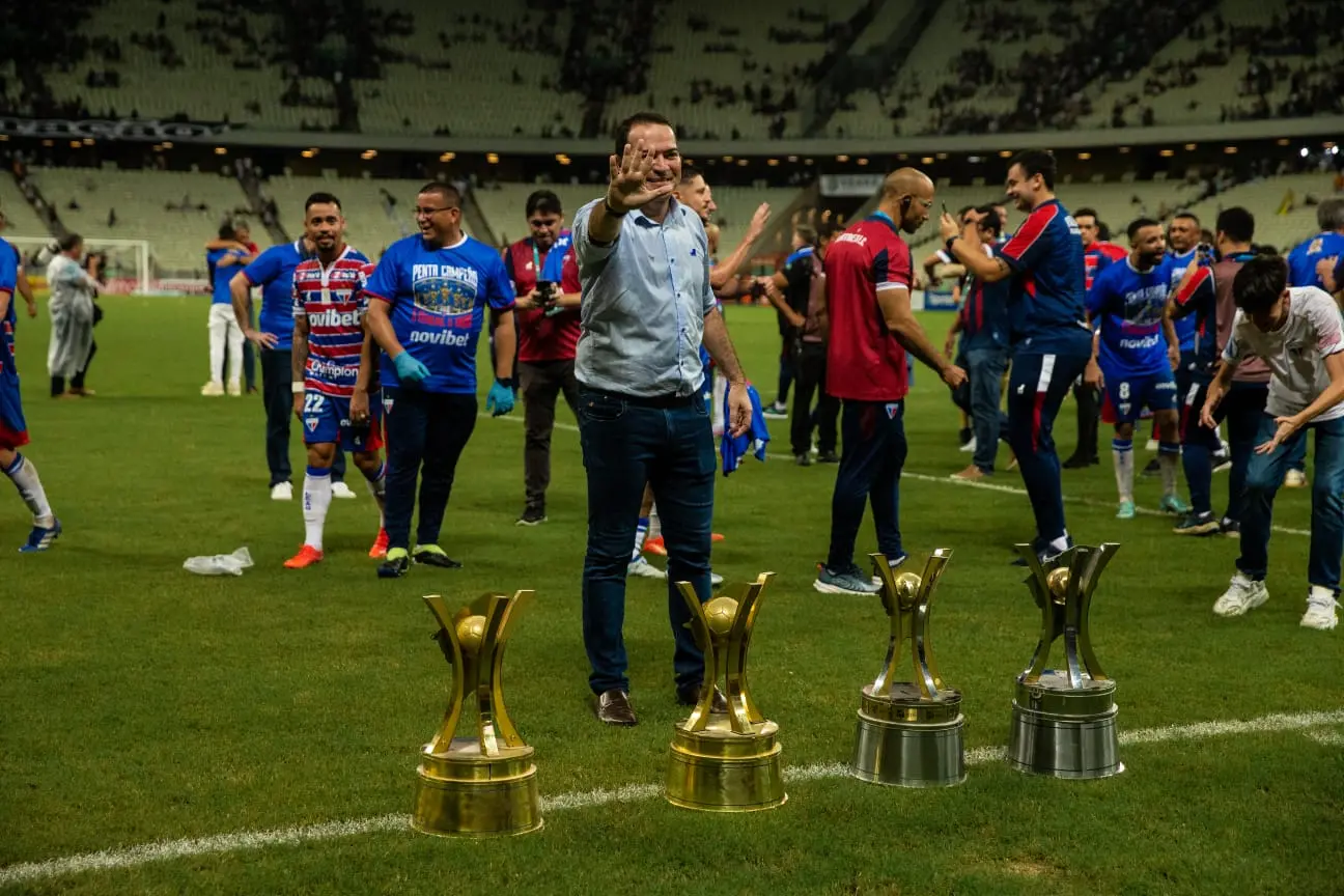 Marcelo Paz posa com taças do Fortaleza